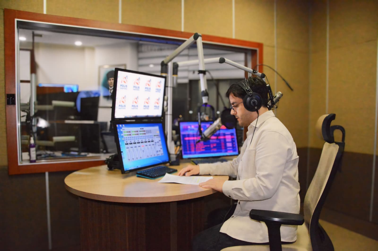 Profesyonel radyo stüdyosu ve mikrofon